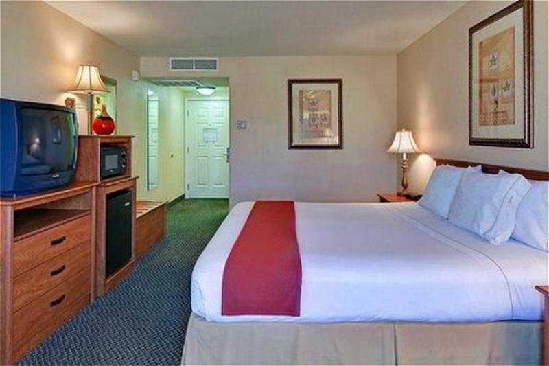 Express Vegas-nellis Hotel 3*